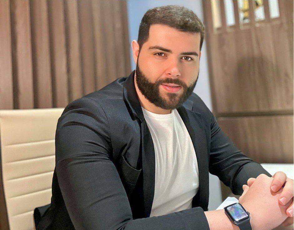 Advogado em Itapuranga auxiliando cliente em escritório